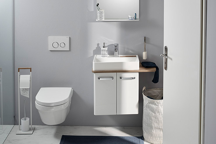 Sanitäranlagen und Möbel für kleines Badezimmer